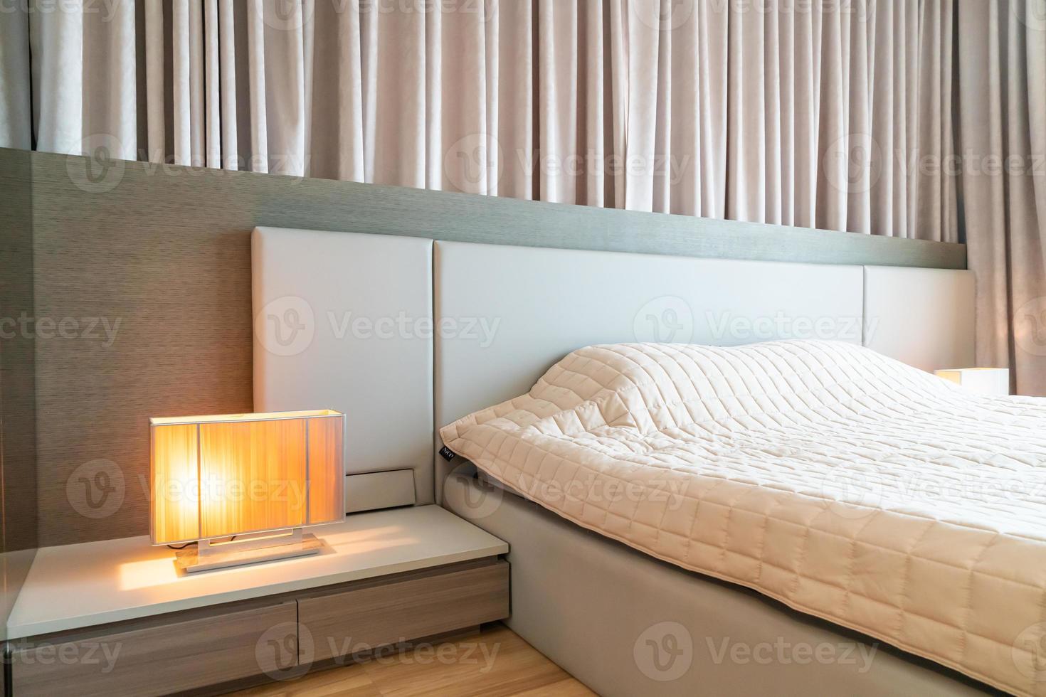 Cama con decoración de colcha en el dormitorio. foto