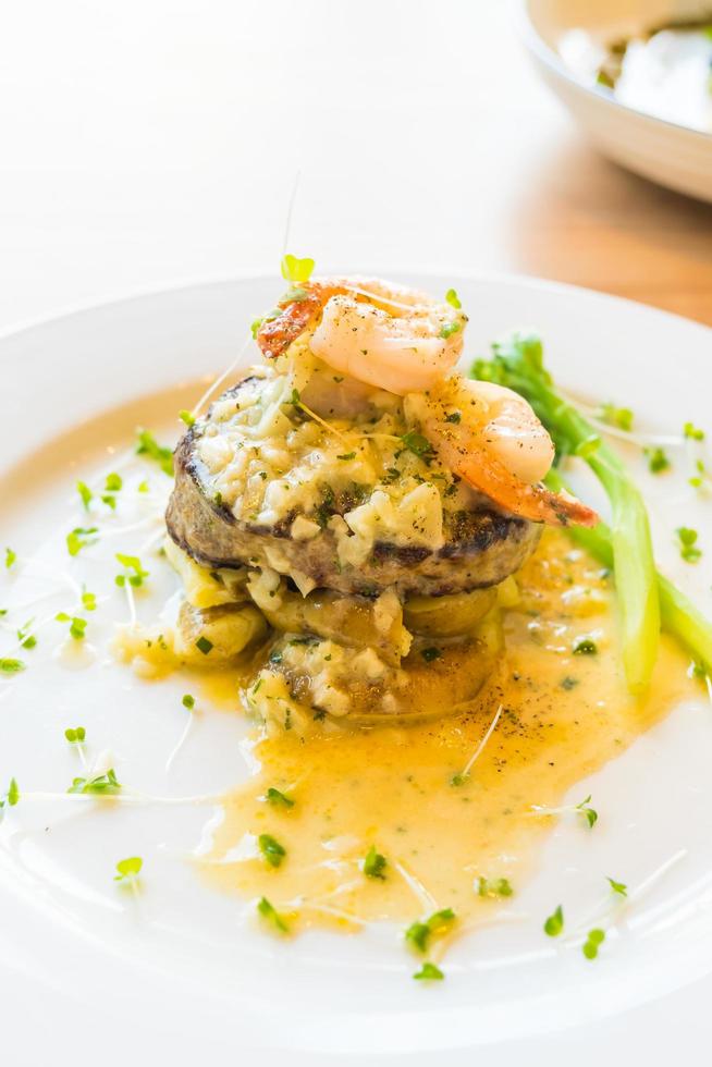 Filete de ternera y camarones o langostinos a la parrilla foto