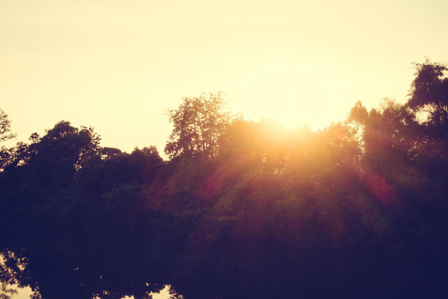 hermoso paisaje de río y puesta de sol foto