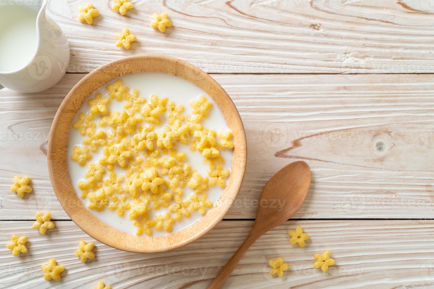 cereales integrales con leche fresca para el desayuno foto