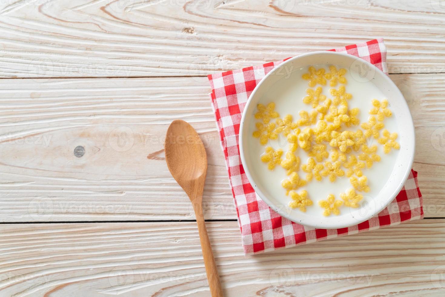 cereales integrales con leche fresca para el desayuno foto