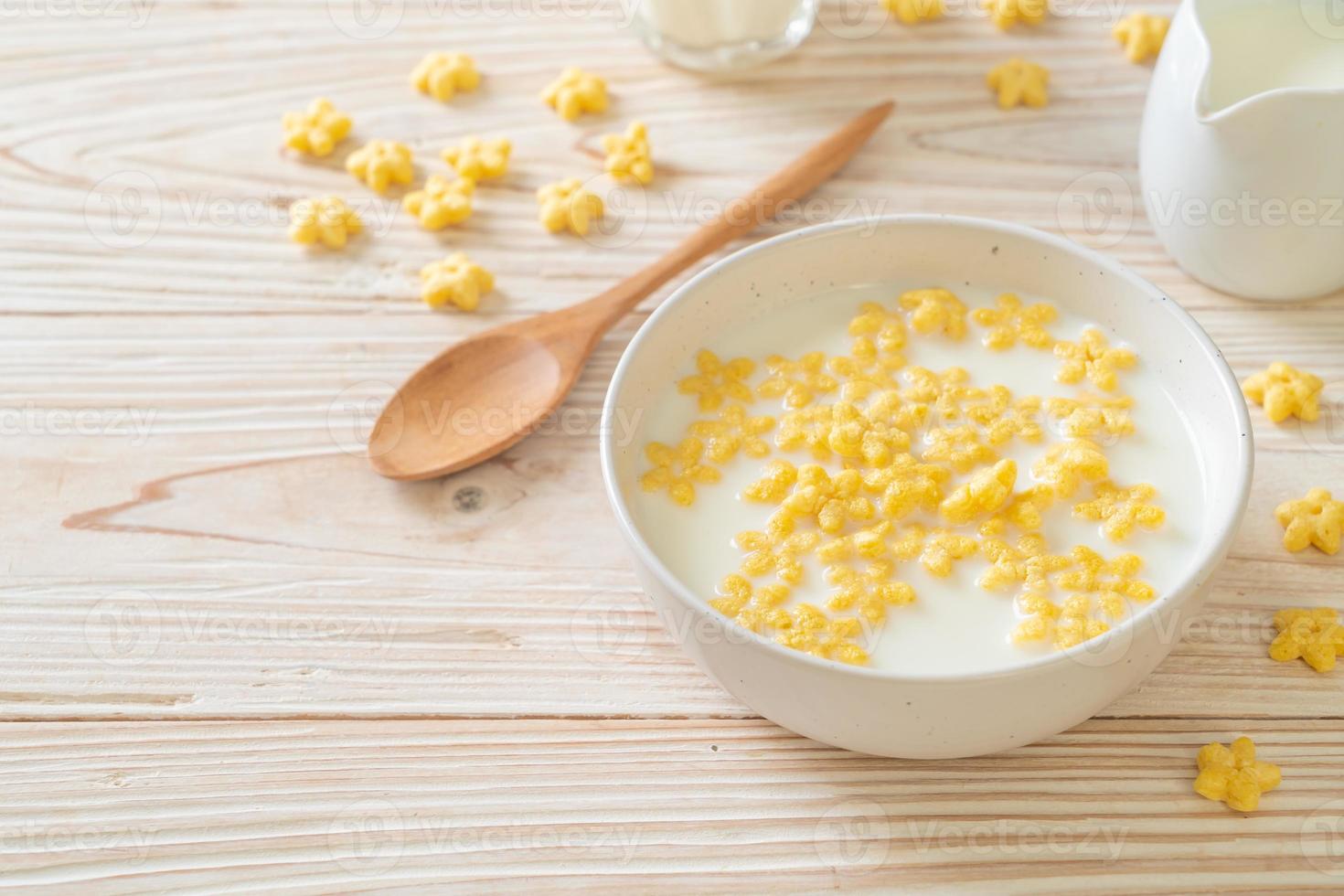 cereales integrales con leche fresca para el desayuno foto