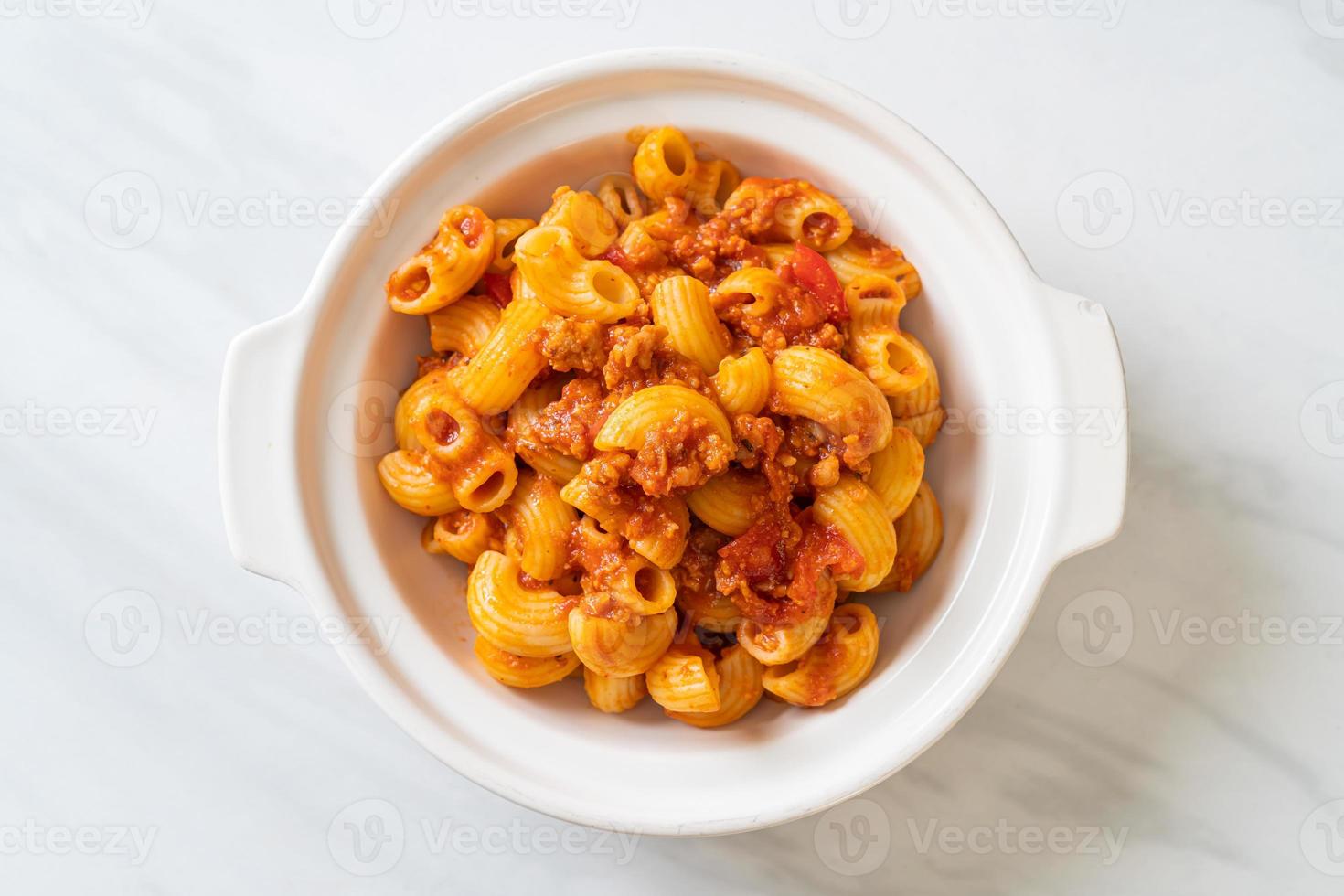 macarrones con salsa de tomate y carne de cerdo picada, chop suey americano, gulash americano foto