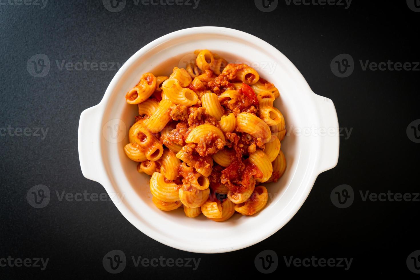 macarrones con salsa de tomate y carne de cerdo picada, chop suey americano, gulash americano foto