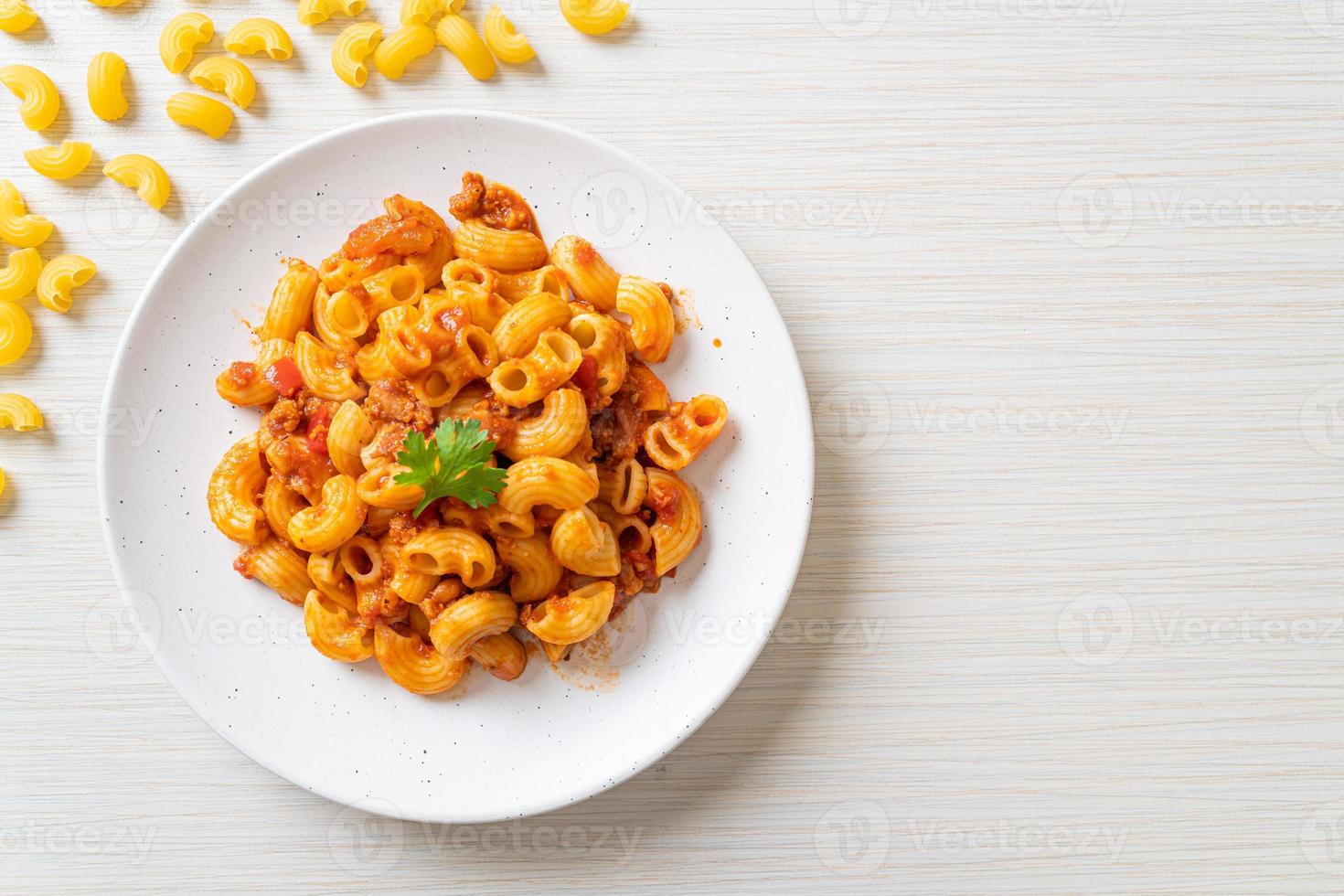 macarrones con salsa de tomate y carne de cerdo picada, chop suey americano, gulash americano foto