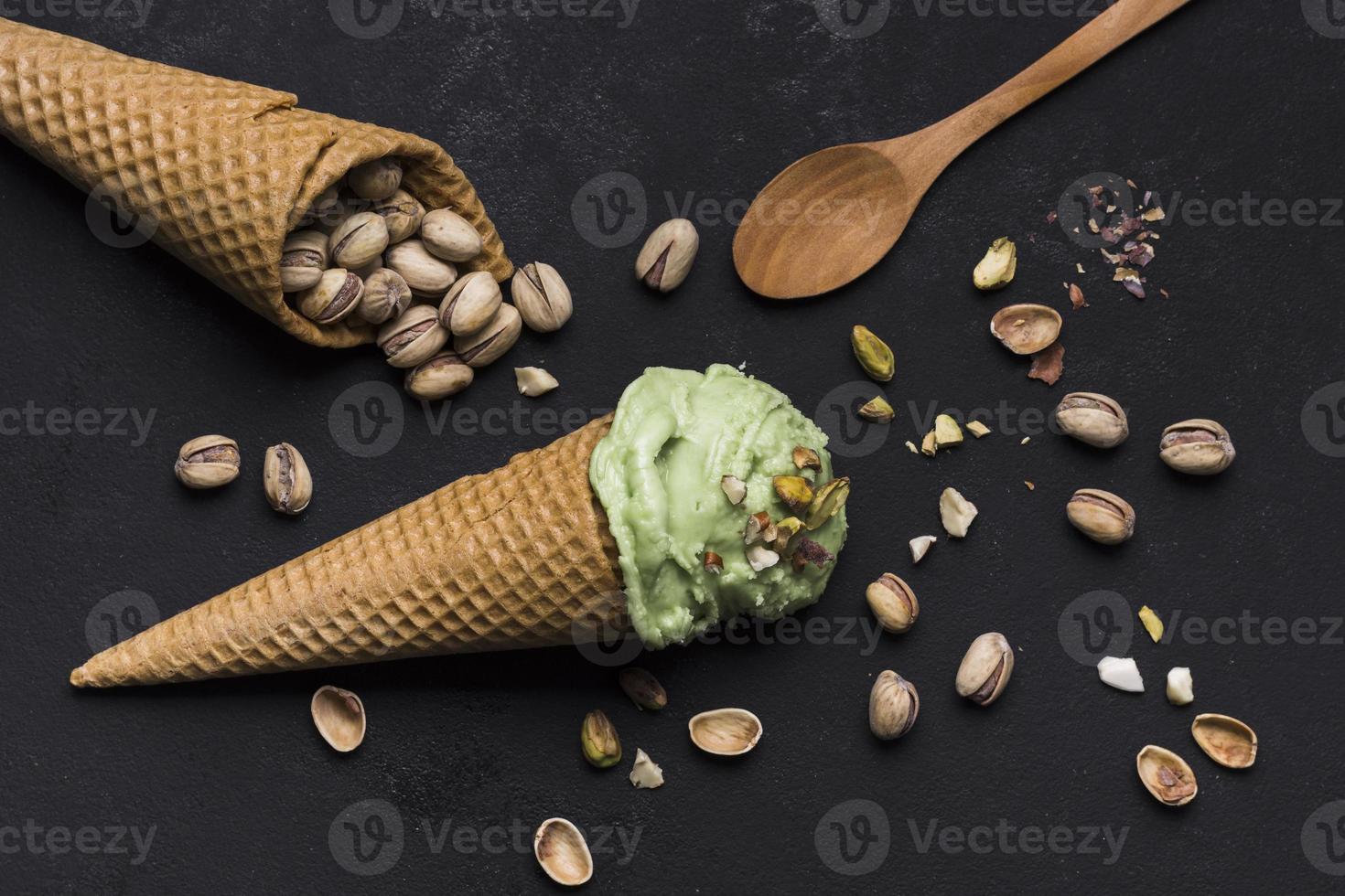 vista superior conos de helado con pistacho. concepto de foto hermosa de alta calidad