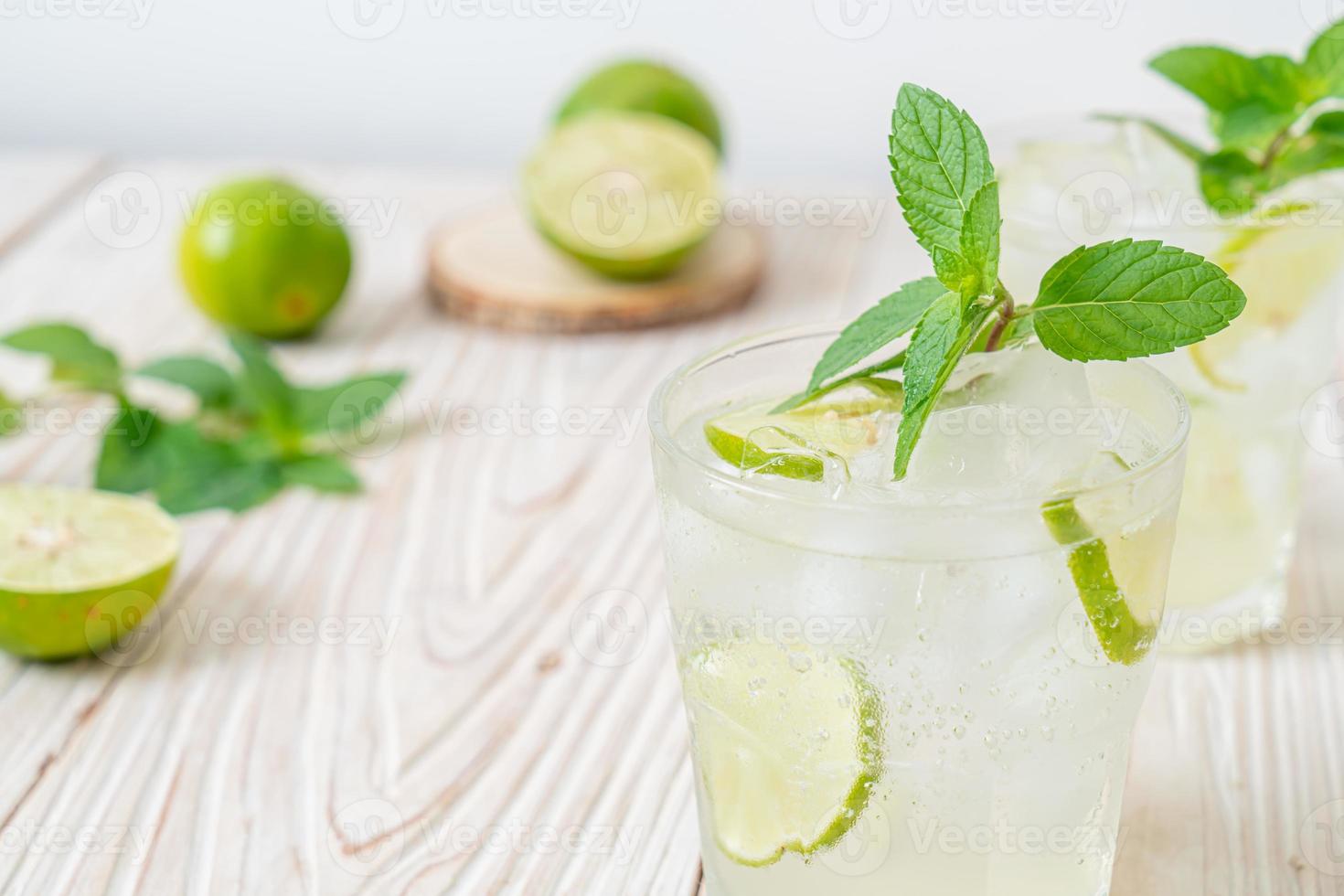 refresco de lima helado con menta - bebida refrescante foto