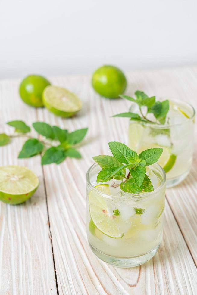 refresco de lima helado con menta - bebida refrescante foto