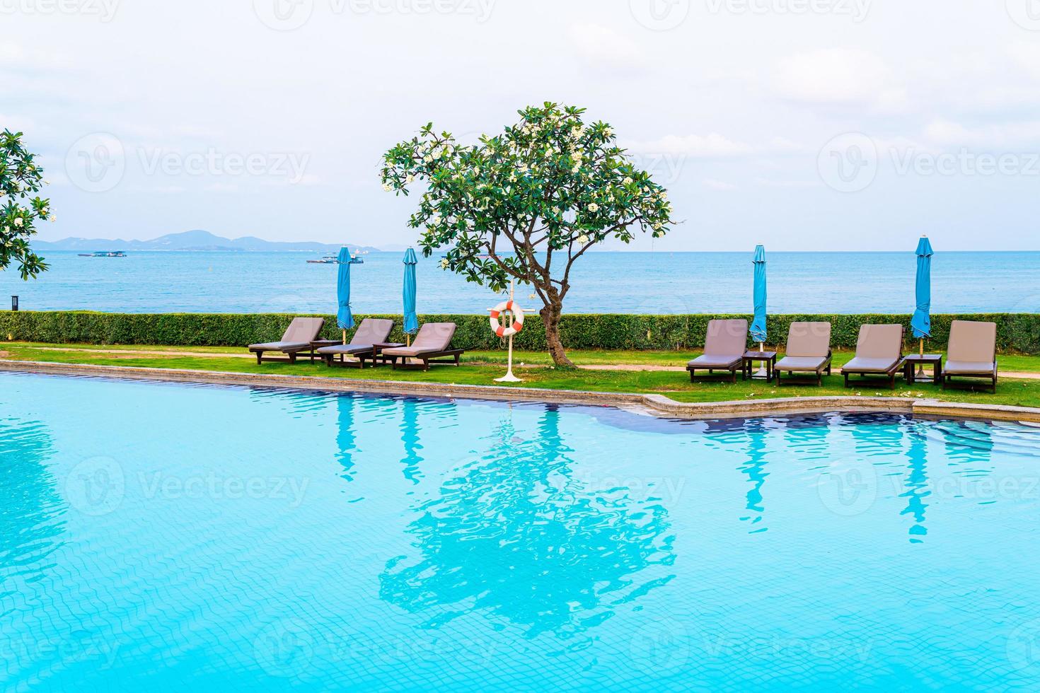 silla de piscina o piscina de cama con sombrilla alrededor de la piscina foto