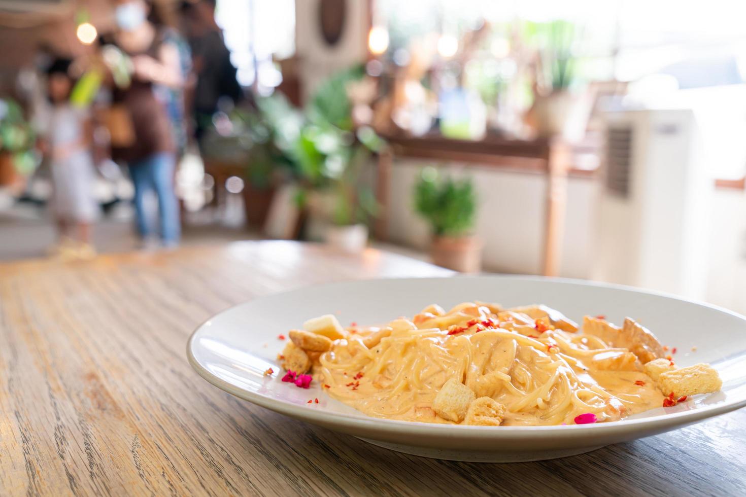 salsa de crema de salmón y espaguetis - estilo de comida italiana foto