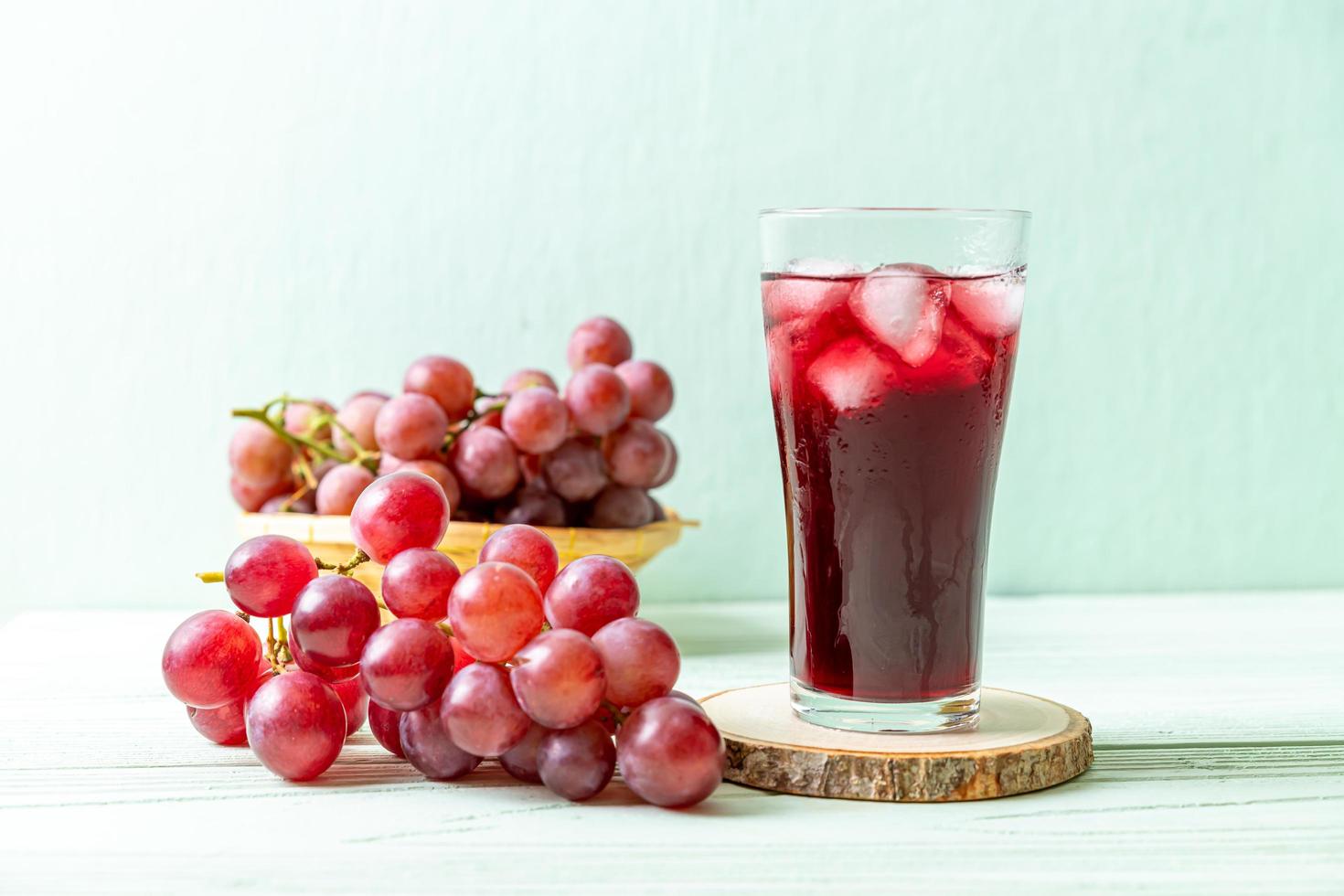 jugo de uva fresca sobre fondo de madera foto