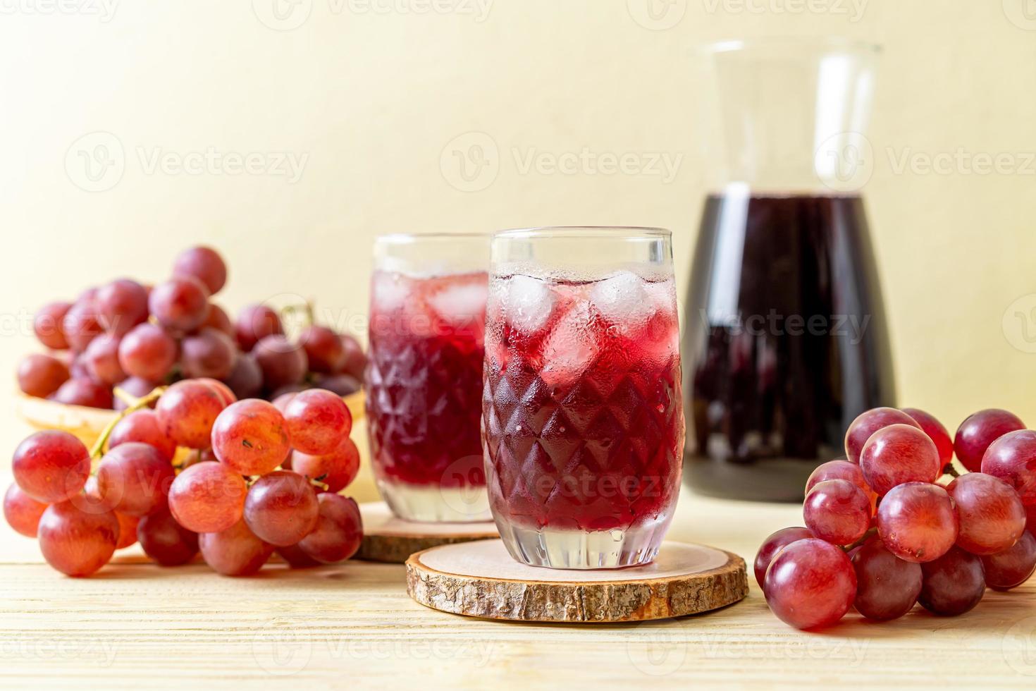 jugo de uva fresca sobre fondo de madera foto