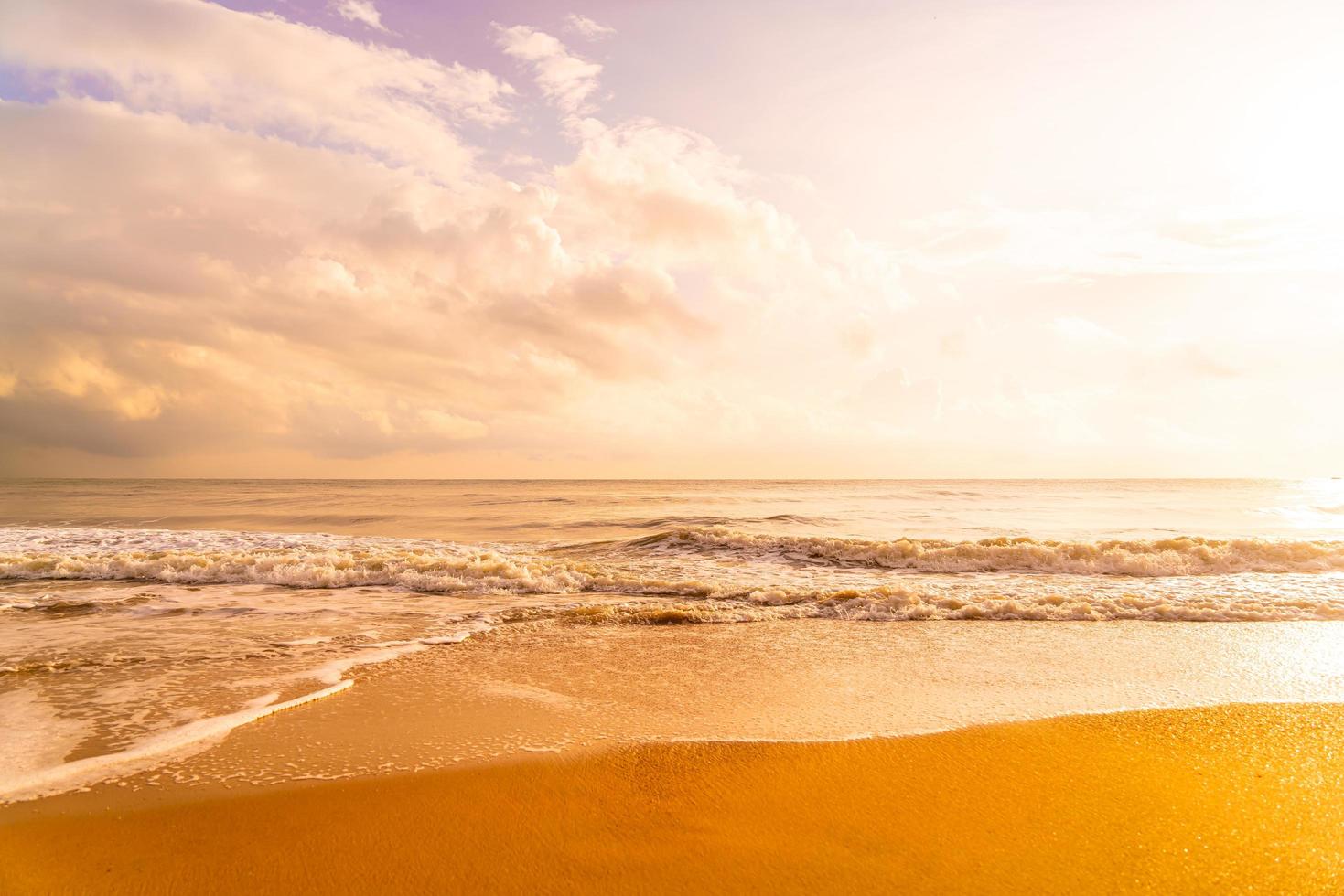 Mar de playa hermosa y vacía al amanecer o al atardecer foto