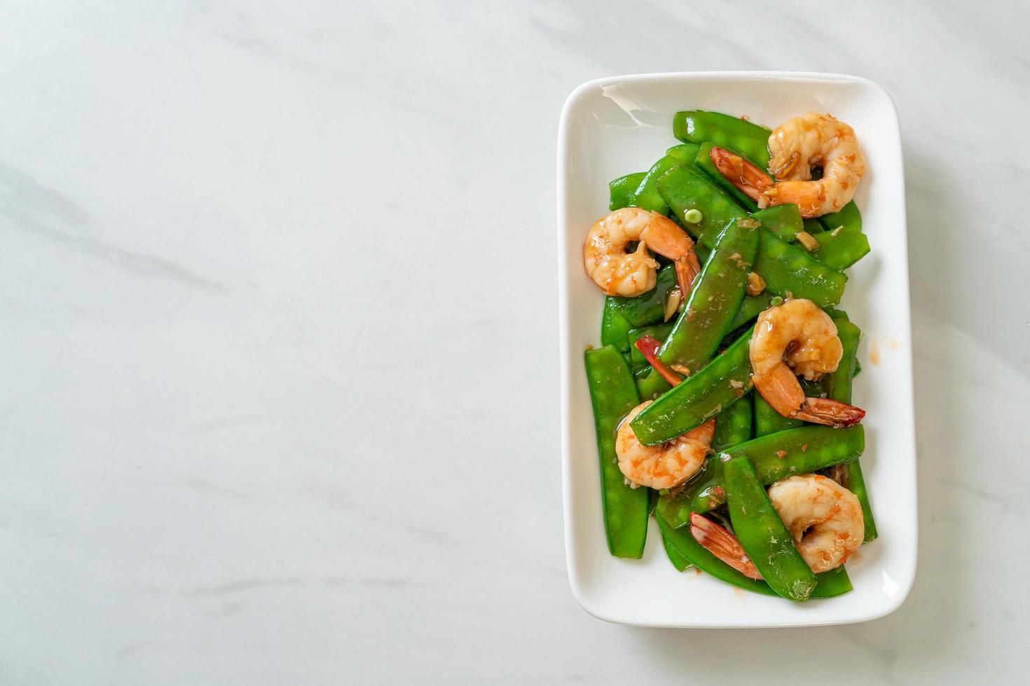 sofrito de guisantes con camarones foto