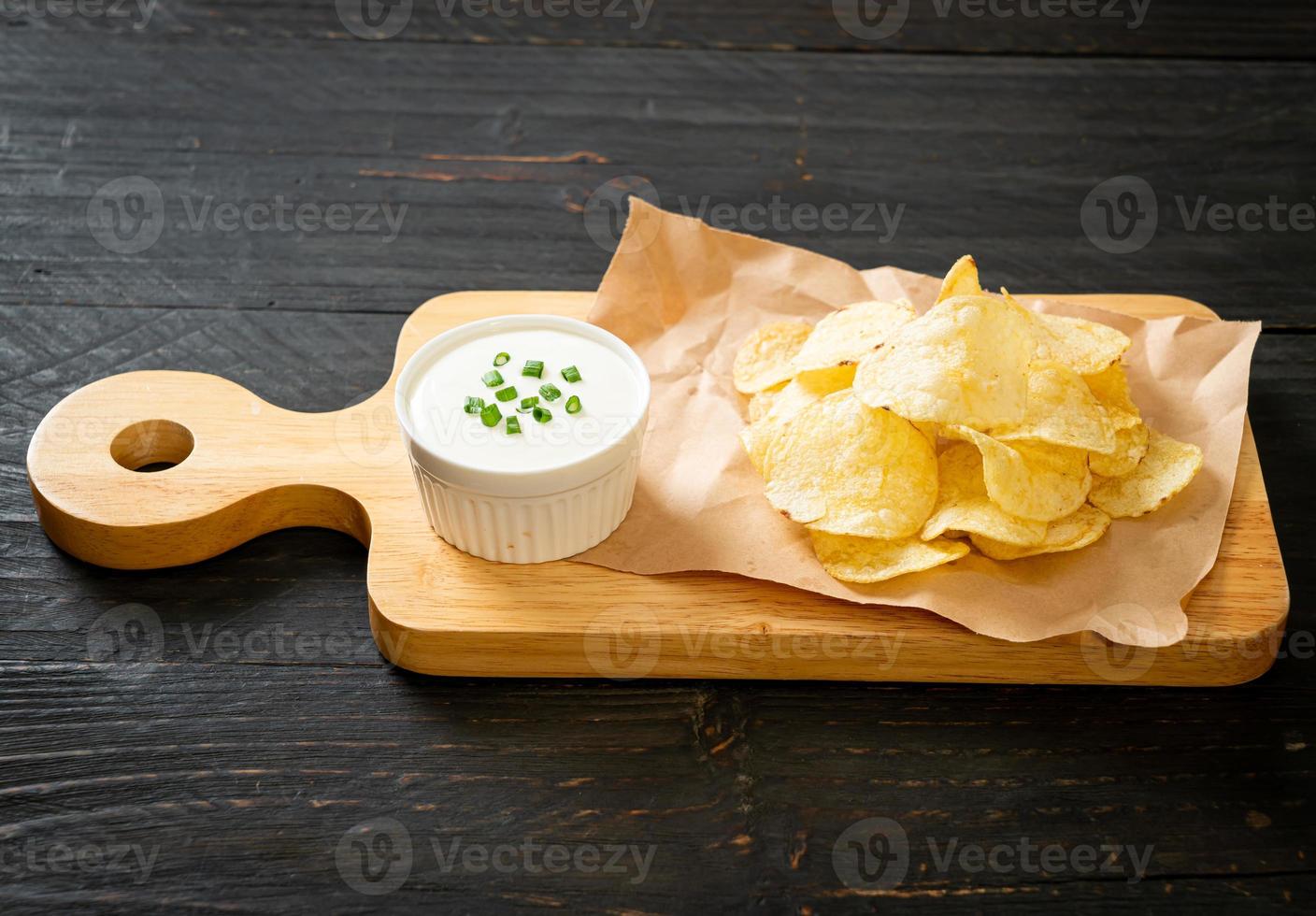 papas fritas con salsa de crema agria foto