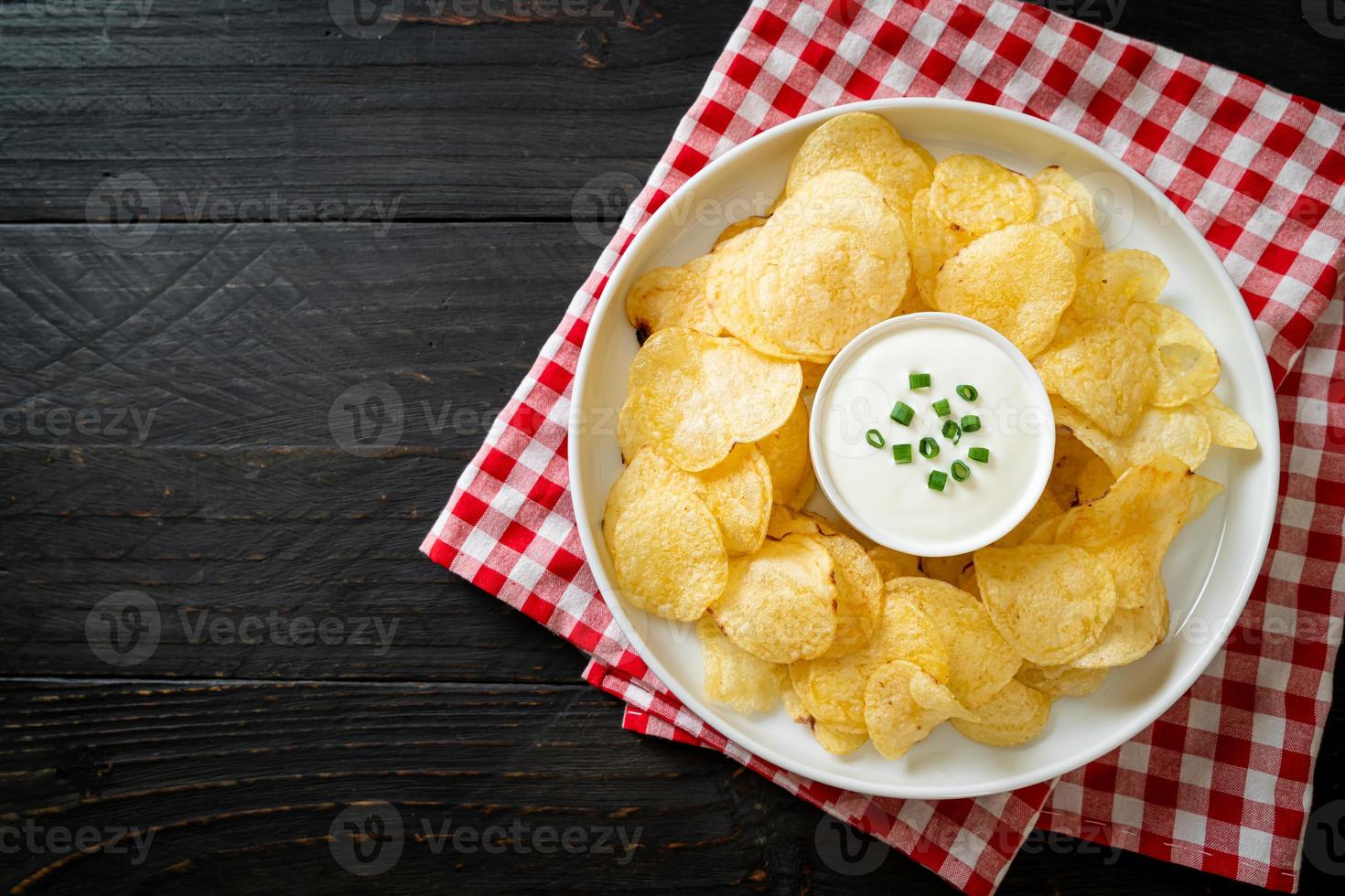 papas fritas con salsa de crema agria foto