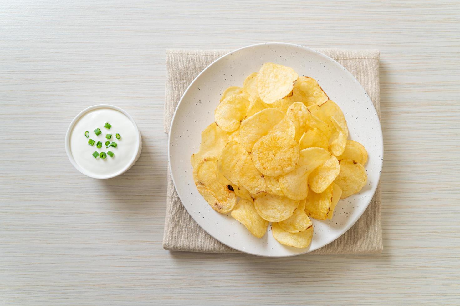 papas fritas con salsa de crema agria foto