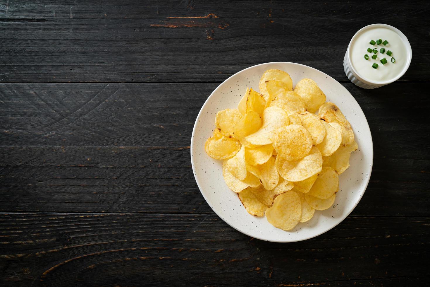 papas fritas con salsa de crema agria foto