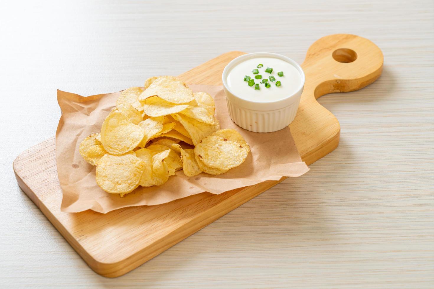 papas fritas con salsa de crema agria foto