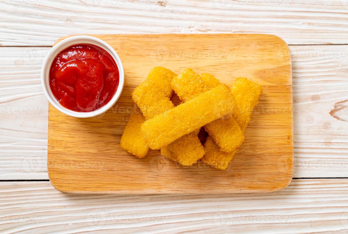 dedos de pescado frito crujiente con salsa de tomate foto