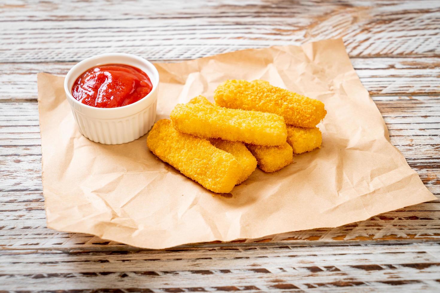 dedos de pescado frito crujiente con salsa de tomate foto