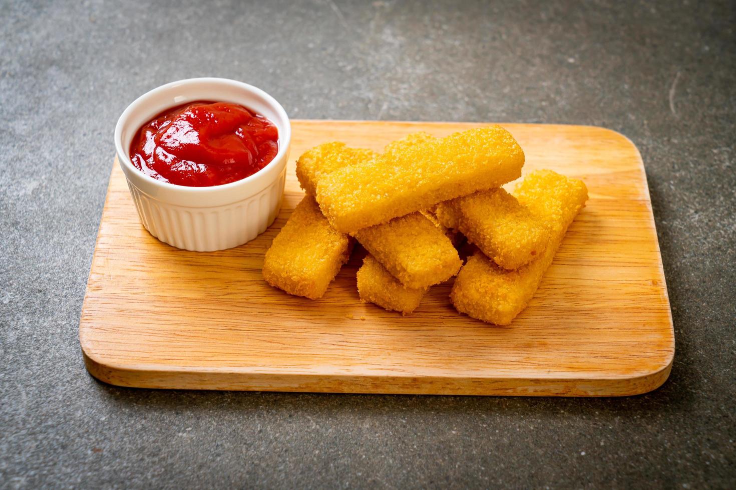 dedos de pescado frito crujiente con salsa de tomate foto