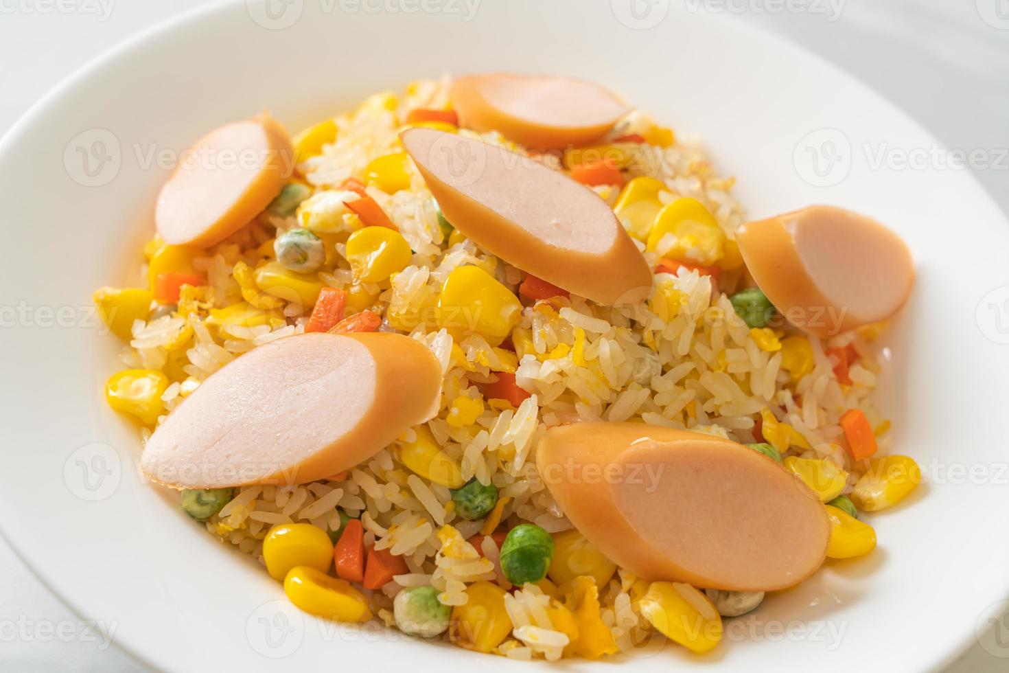 arroz frito con chorizo y vegetales mixtos foto