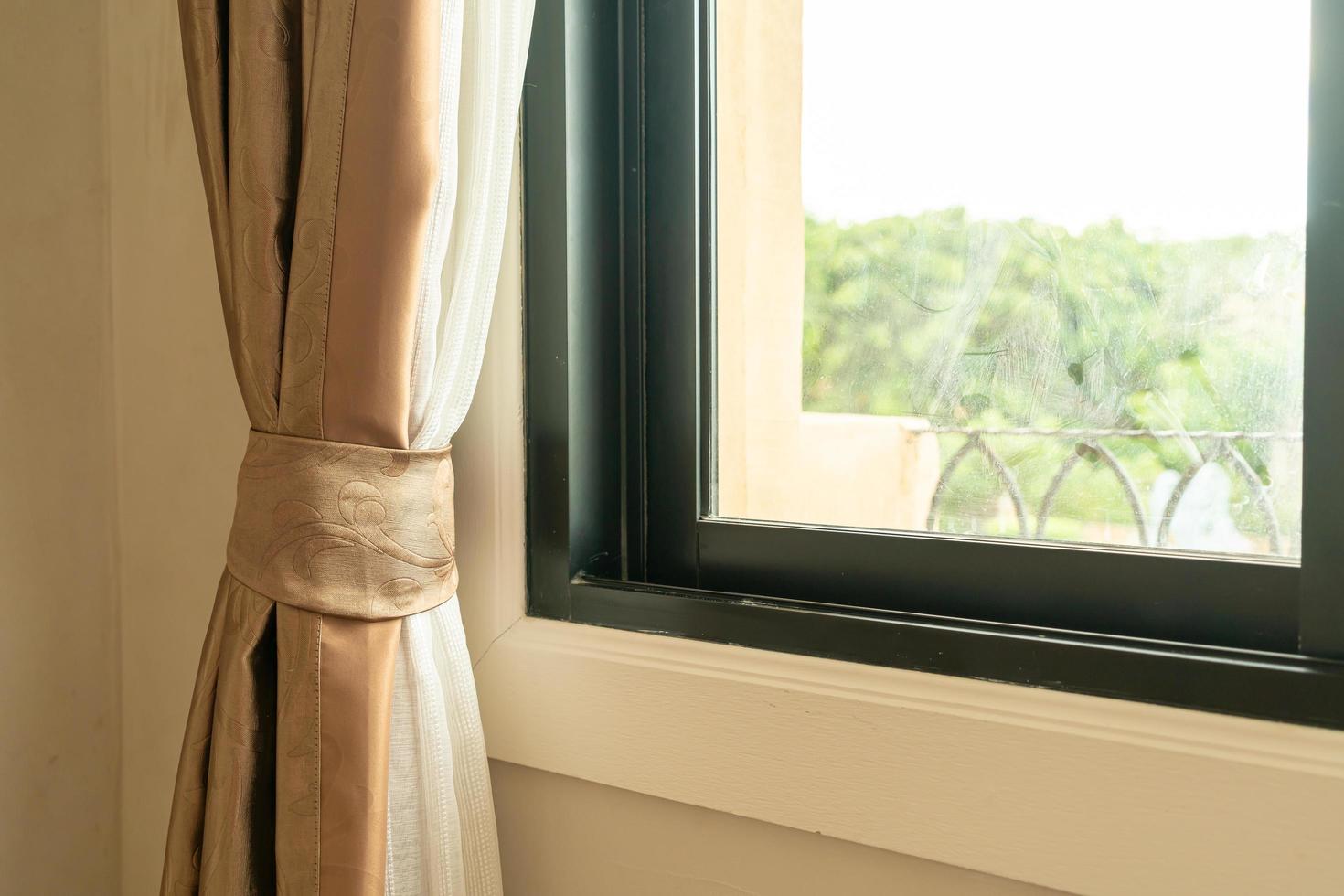 Cortina de primer plano con la luz del sol desde la ventana foto