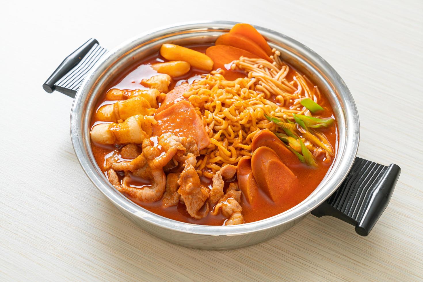 budae jjigae o budaejjigae, o estofado del ejército o estofado de base del ejército. está cargado de kimchi, spam, salchichas, fideos ramen y mucho más: estilo de comida popular de olla caliente coreana foto