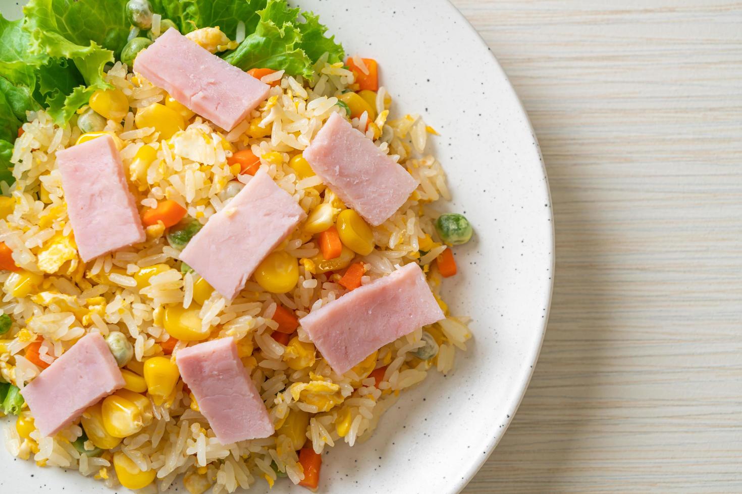 Arroz frito casero con jamón y vegetales mixtos de zanahoria y judías verdes foto