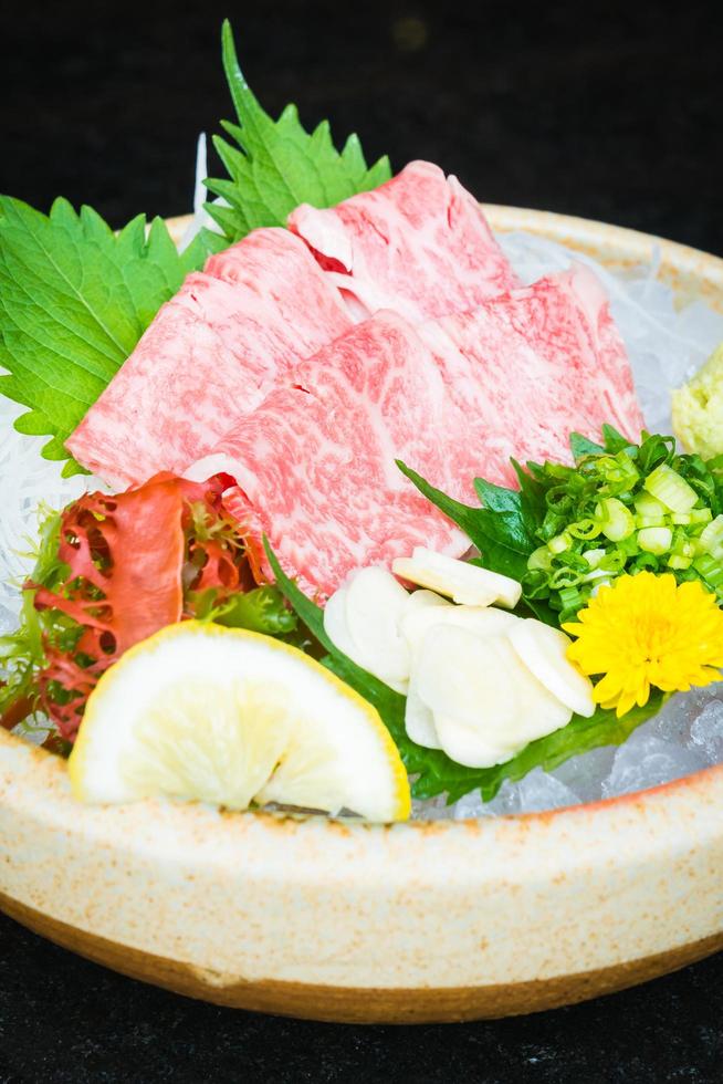 sashimi de carne cruda y fresca matsusaka foto