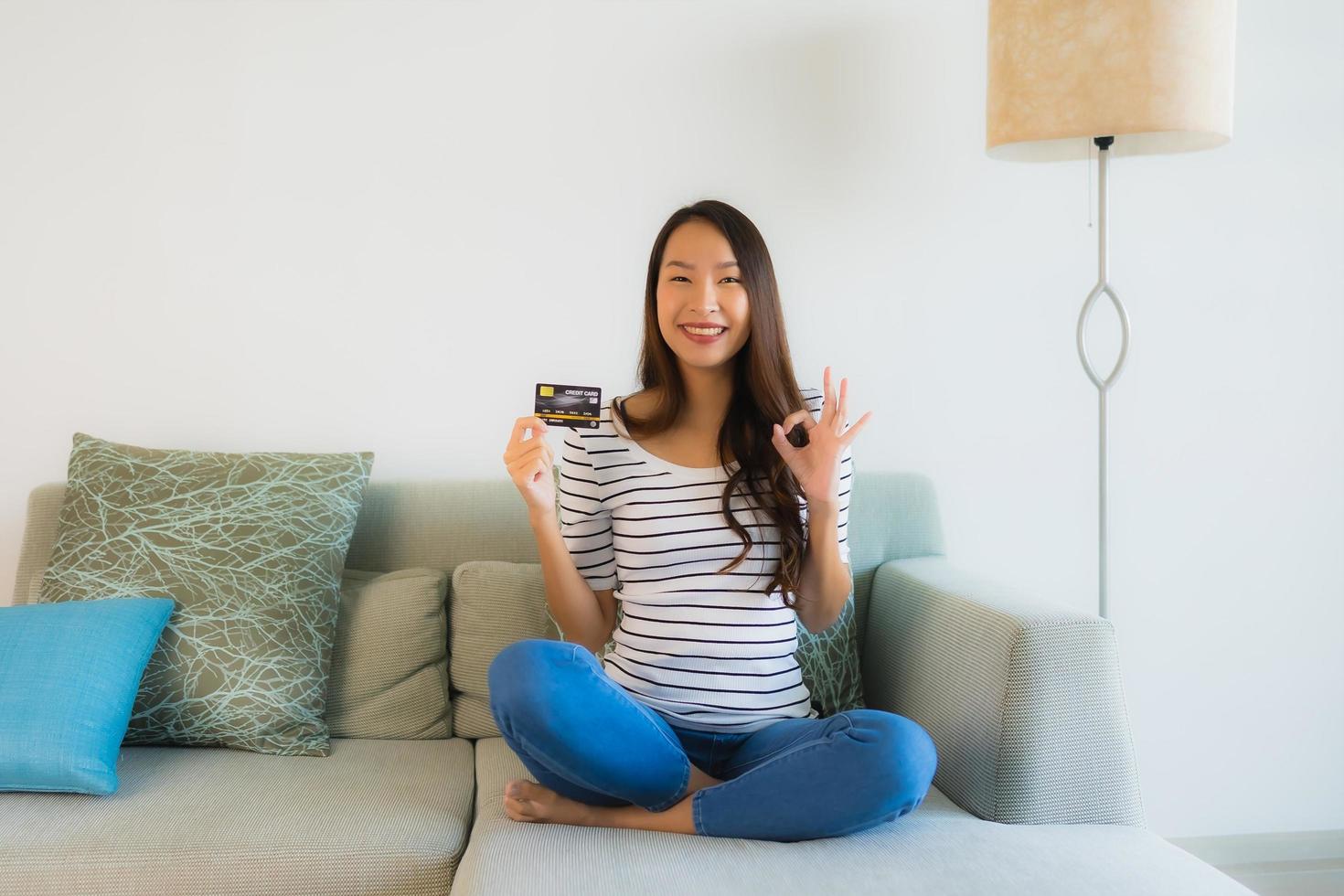 Retrato de hermosas mujeres asiáticas jóvenes con tarjeta de crédito, teléfono móvil o computadora para ir de compras foto