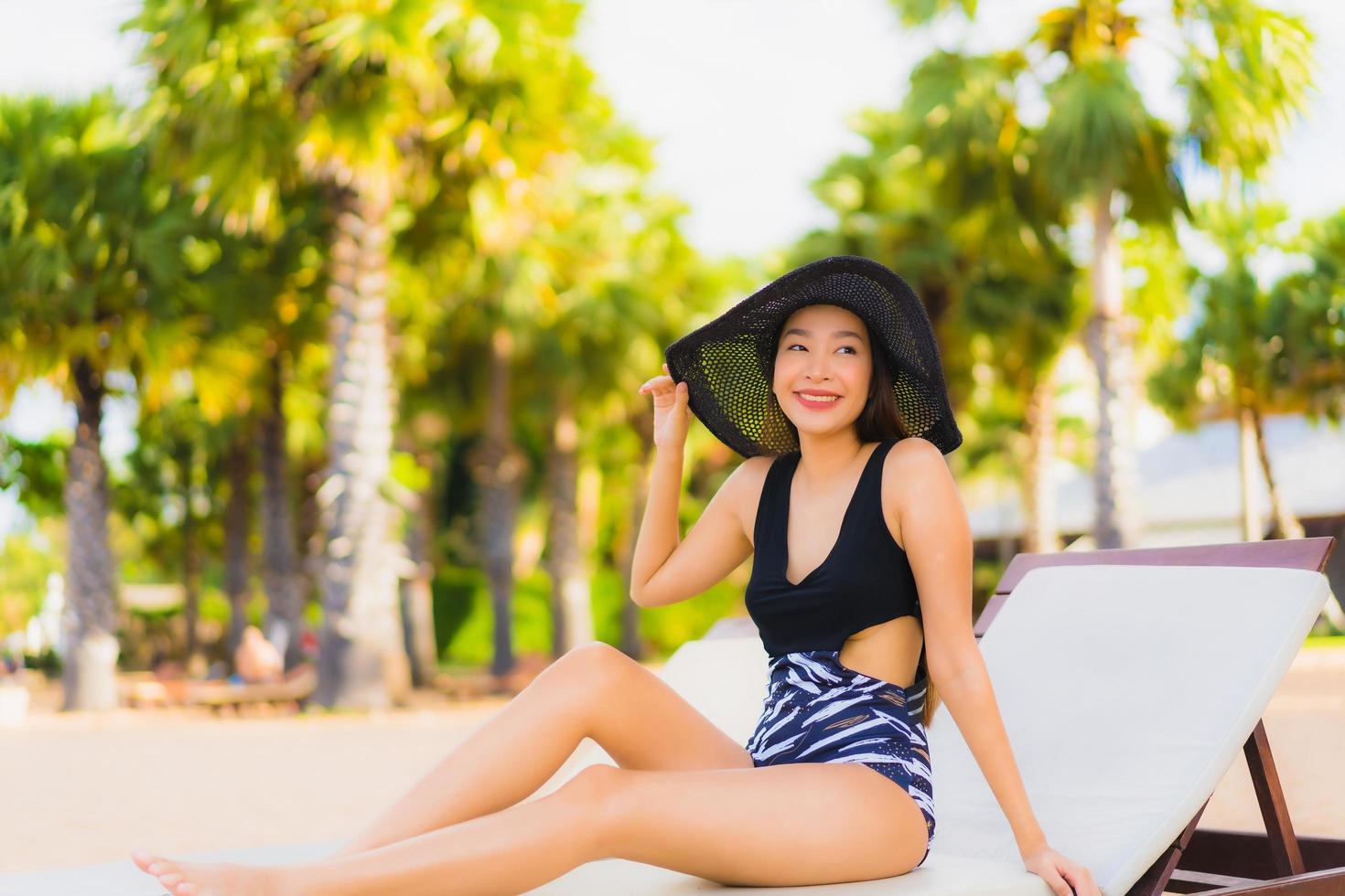 retrato, hermoso, joven, mujeres asiáticas, relajarse, sonrisa, feliz, alrededor, mar, playa, océano foto