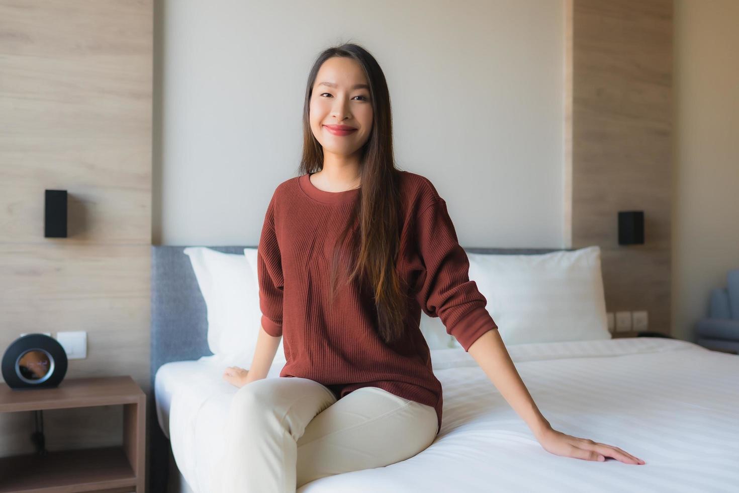 retrato, hermoso, joven, mujeres asiáticas, feliz, sonrisa, relajante, cama foto