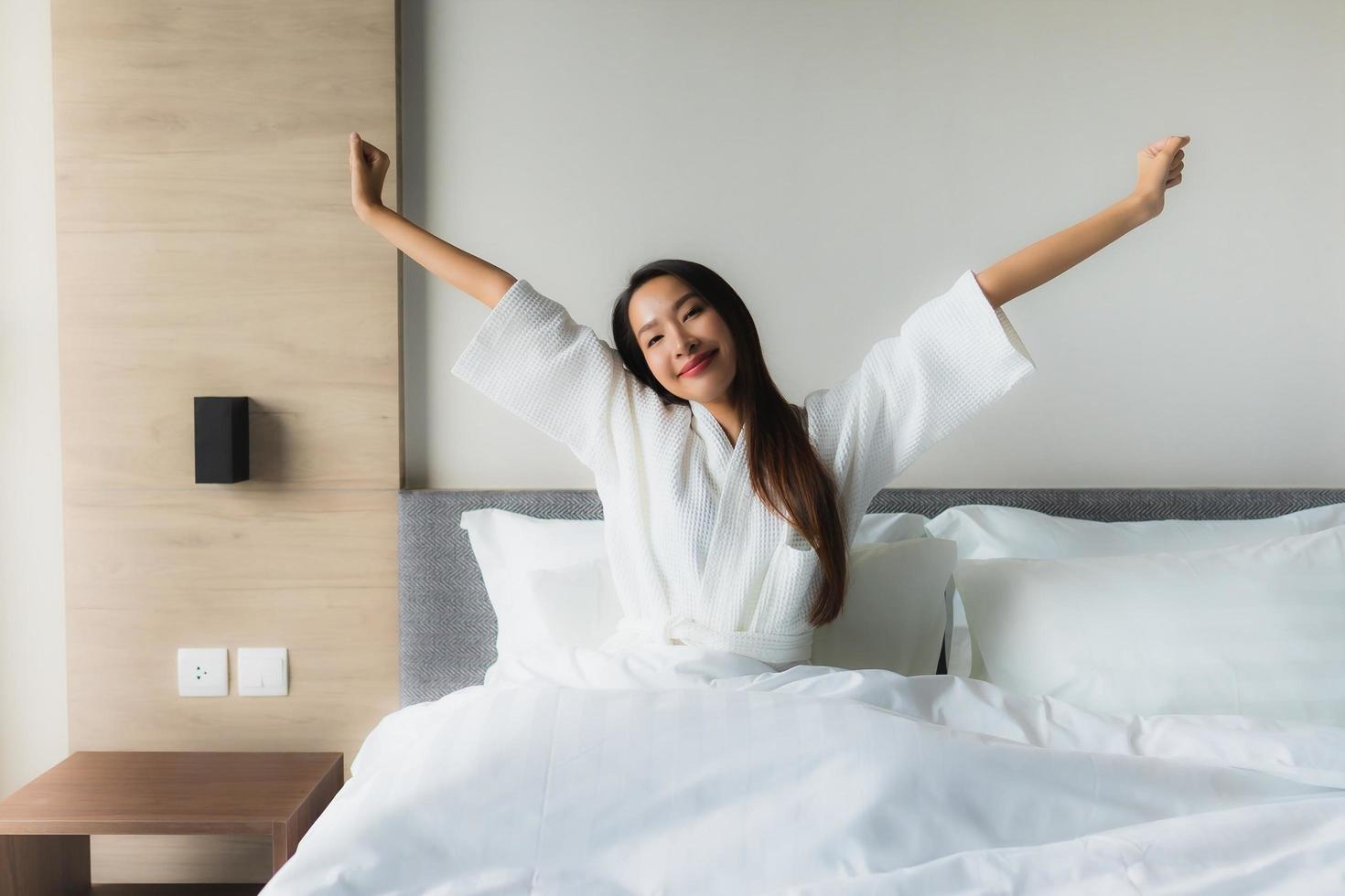 retrato, hermoso, joven, mujeres asiáticas, feliz, sonrisa, relajante, cama foto