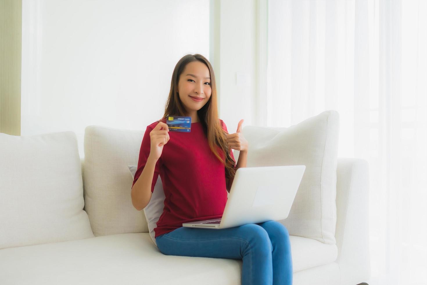 retrato, hermoso, joven, mujeres asiáticas, utilizar, computadora portátil, con, teléfono móvil, y, tarjeta de crédito foto