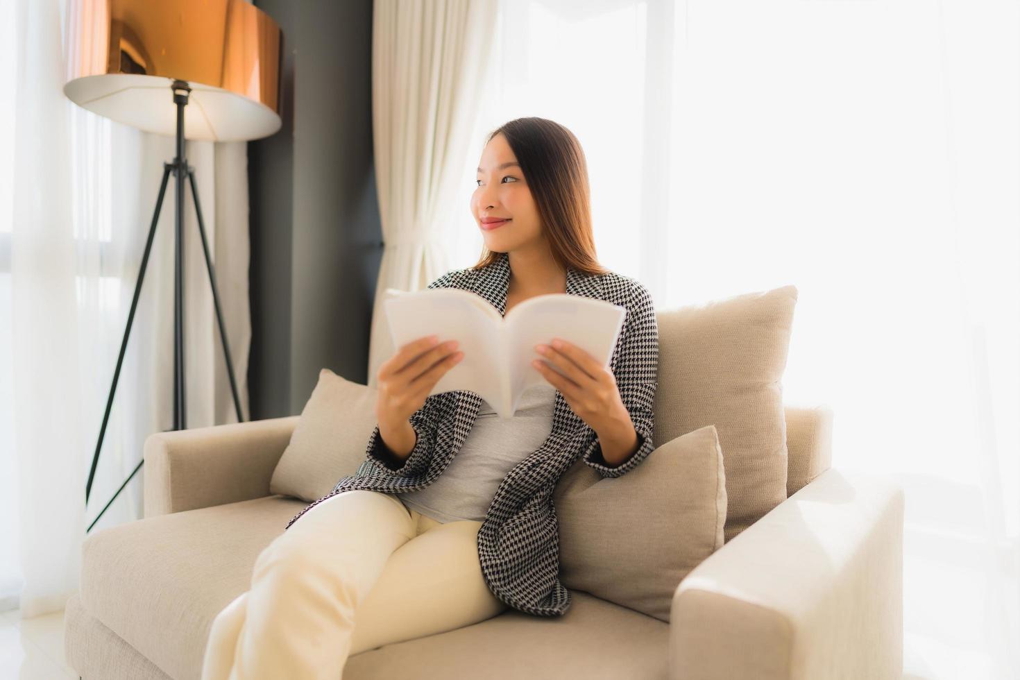 retrato, hermoso, joven, mujeres asiáticas, libro de lectura, y, sentar sofá, sillón foto