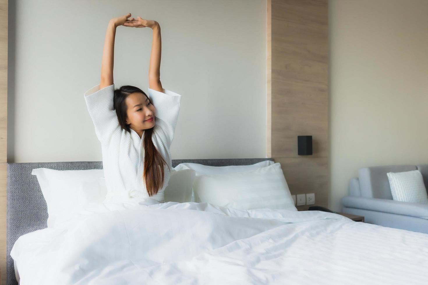 retrato, hermoso, joven, mujeres asiáticas, feliz, sonrisa, relajante, cama foto