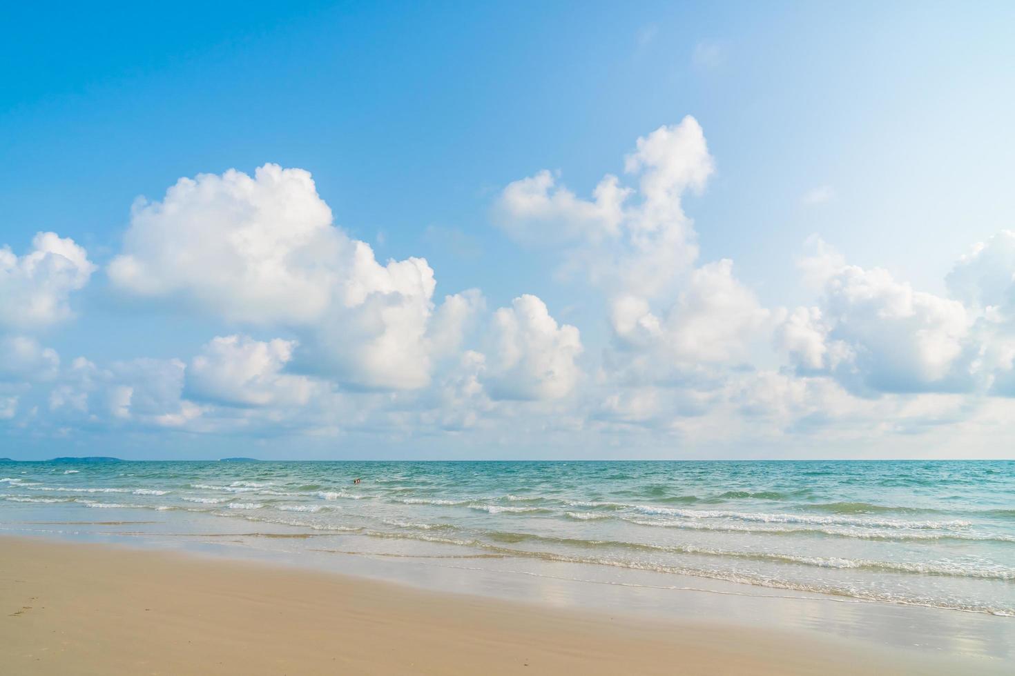 hermosa playa y mar foto