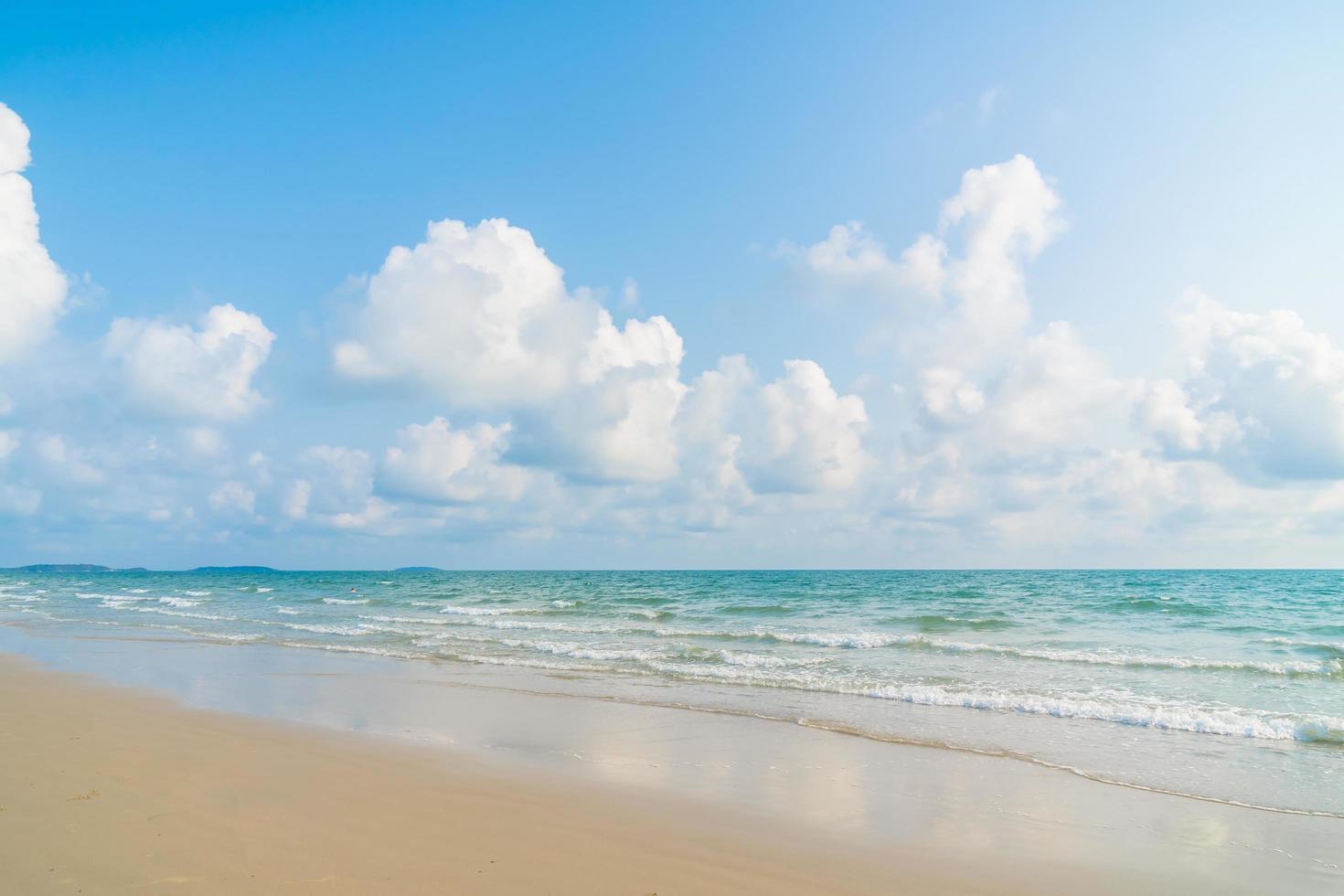 hermosa playa y mar foto