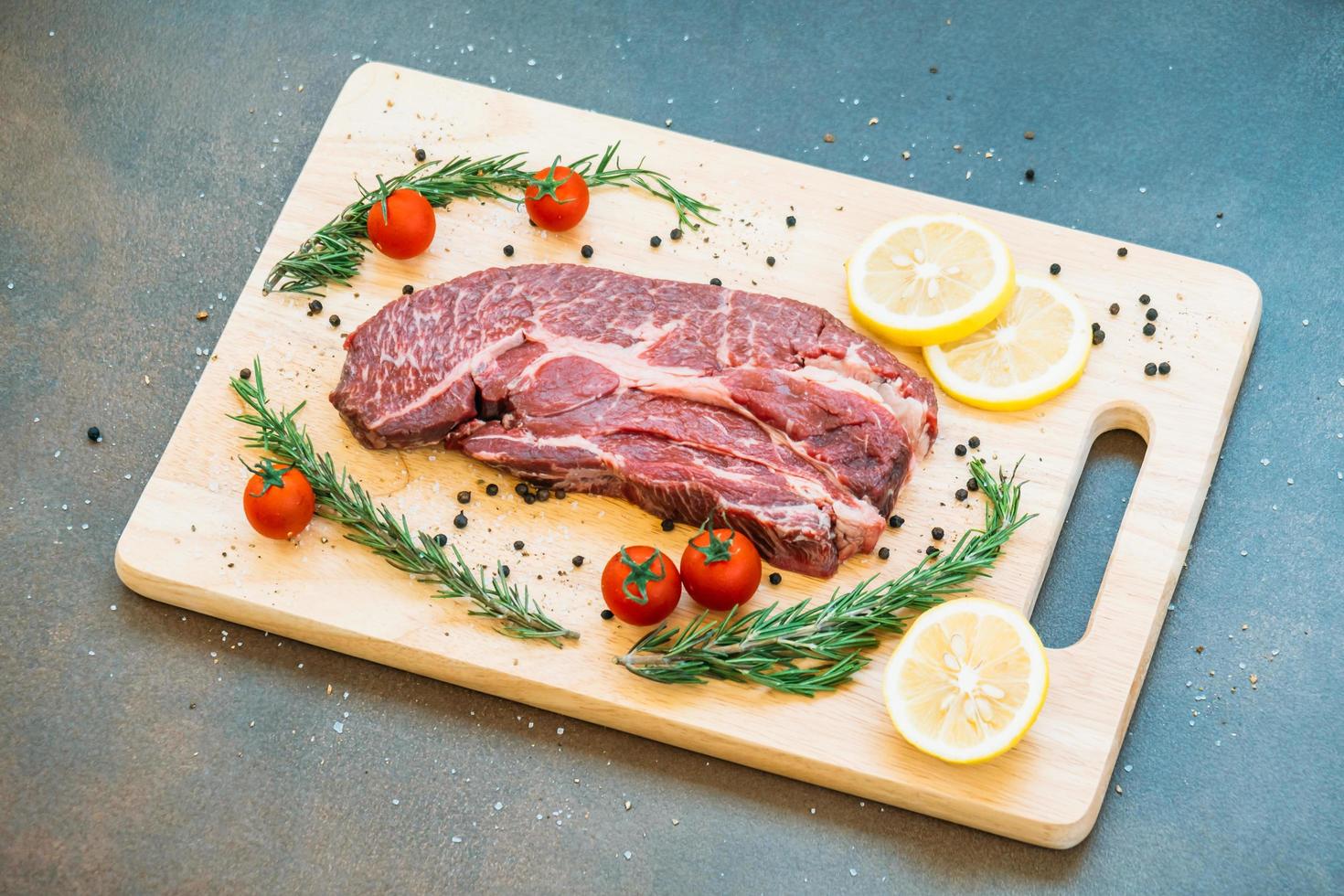 carne de res cruda en tabla de cortar foto