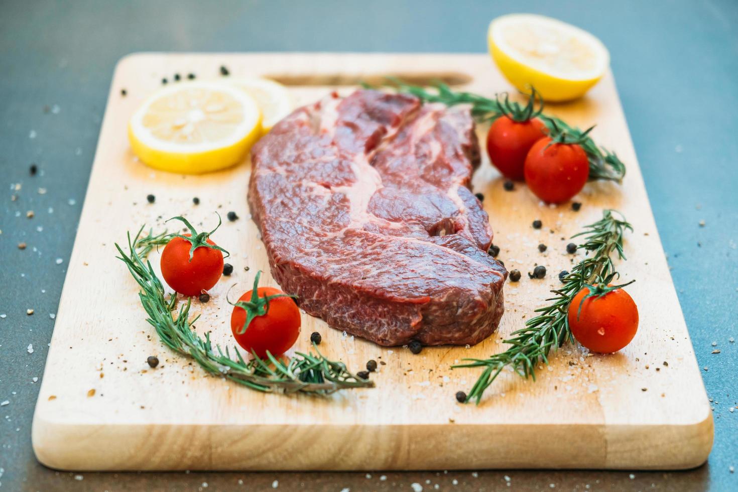 carne de res cruda en tabla de cortar foto