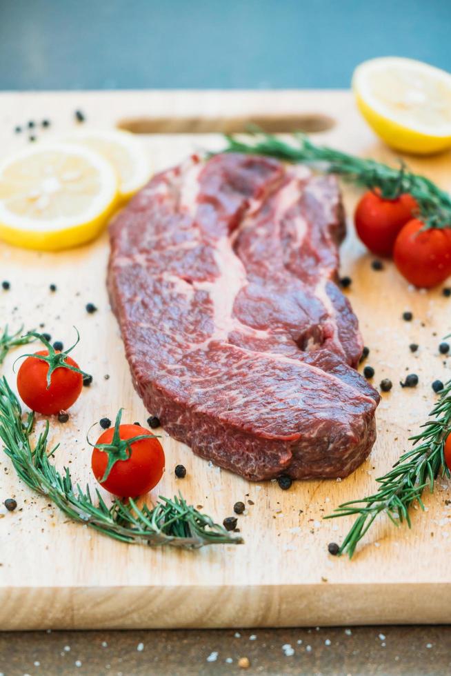 carne de res cruda en tabla de cortar foto