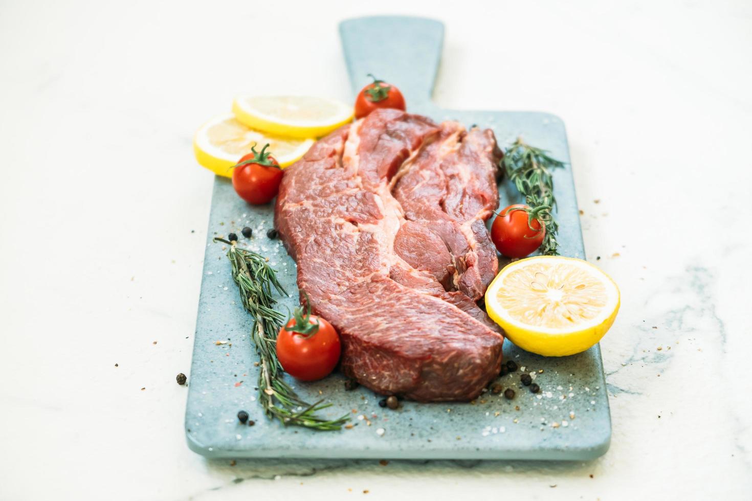 carne de res cruda en tabla de cortar foto