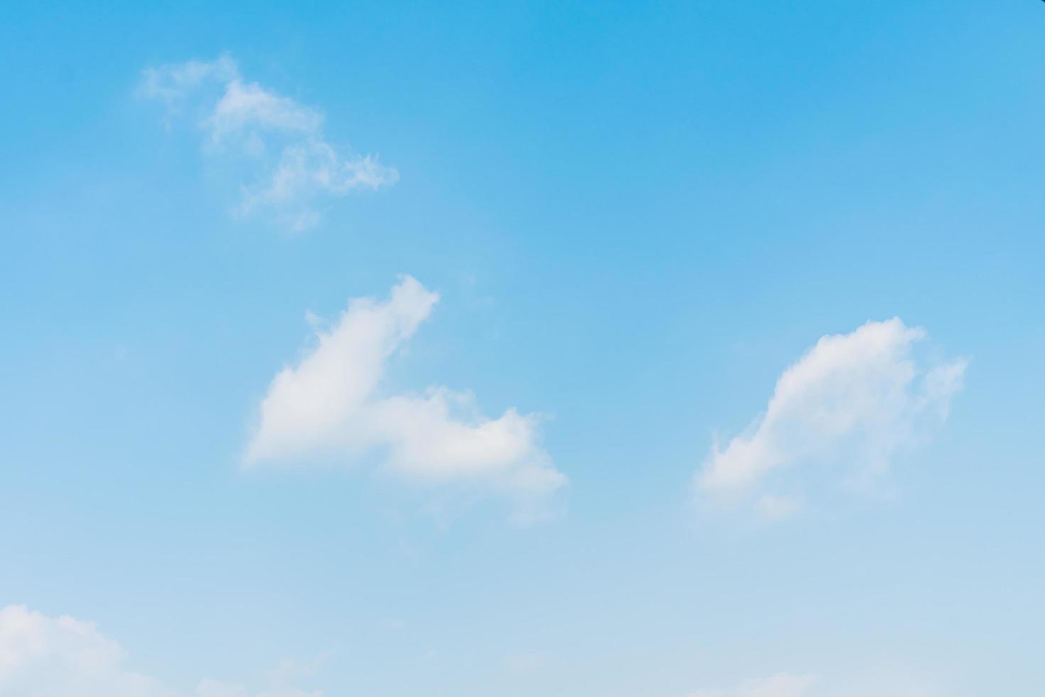 nube blanca en el cielo azul foto