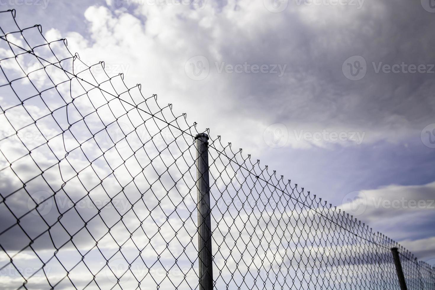 valla de metal con cielo azul foto