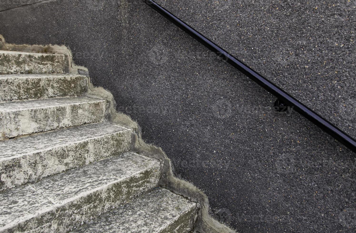 escaleras de piedra con pasamanos foto