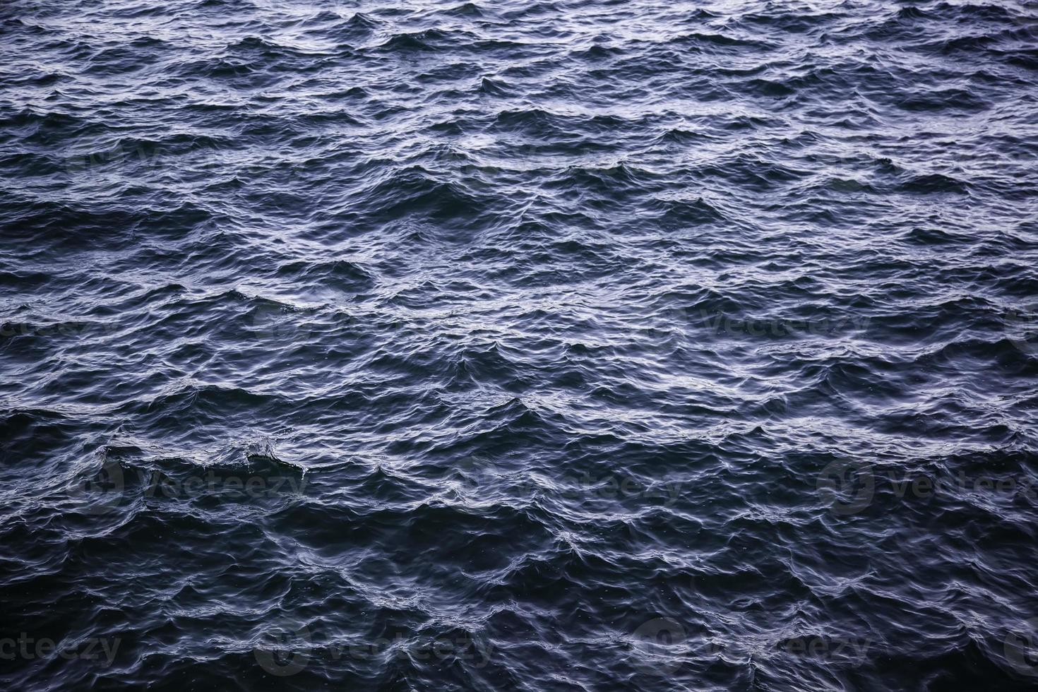 olas en las aguas del mar foto