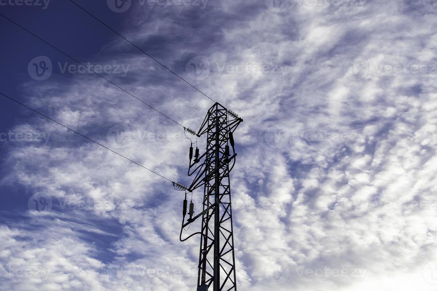 torre de alta tensión con cielo foto