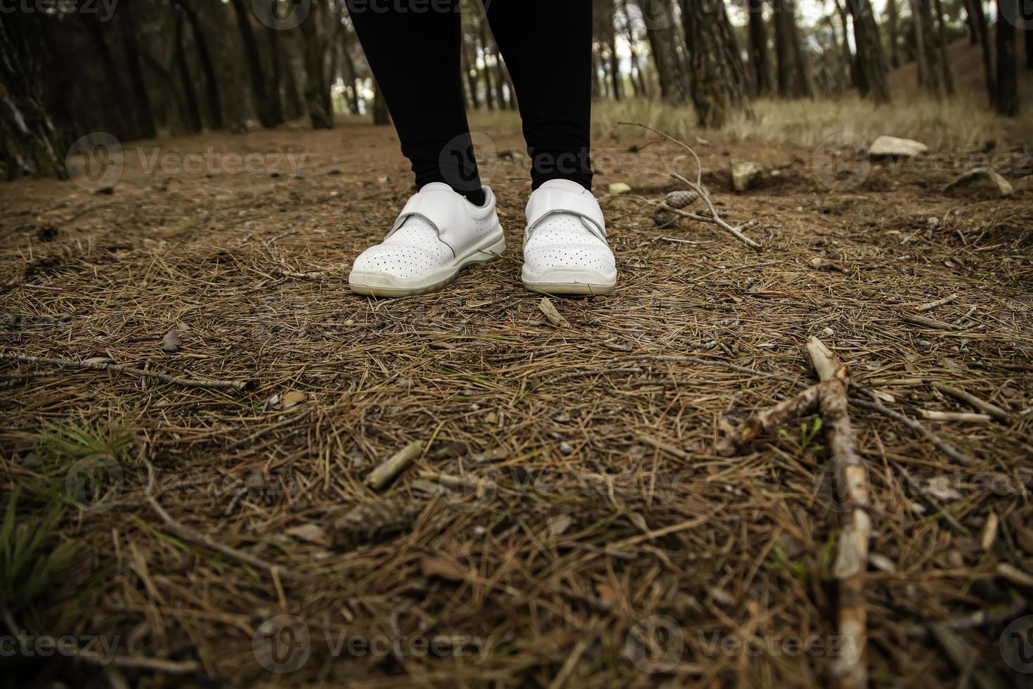 enfermera zuecos en el bosque foto